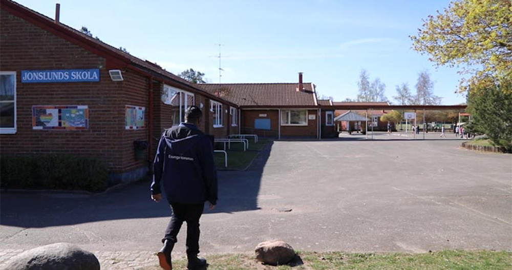 Kommunstyrelsens ordförande Daniel Andersson vid Jonslunds skola.