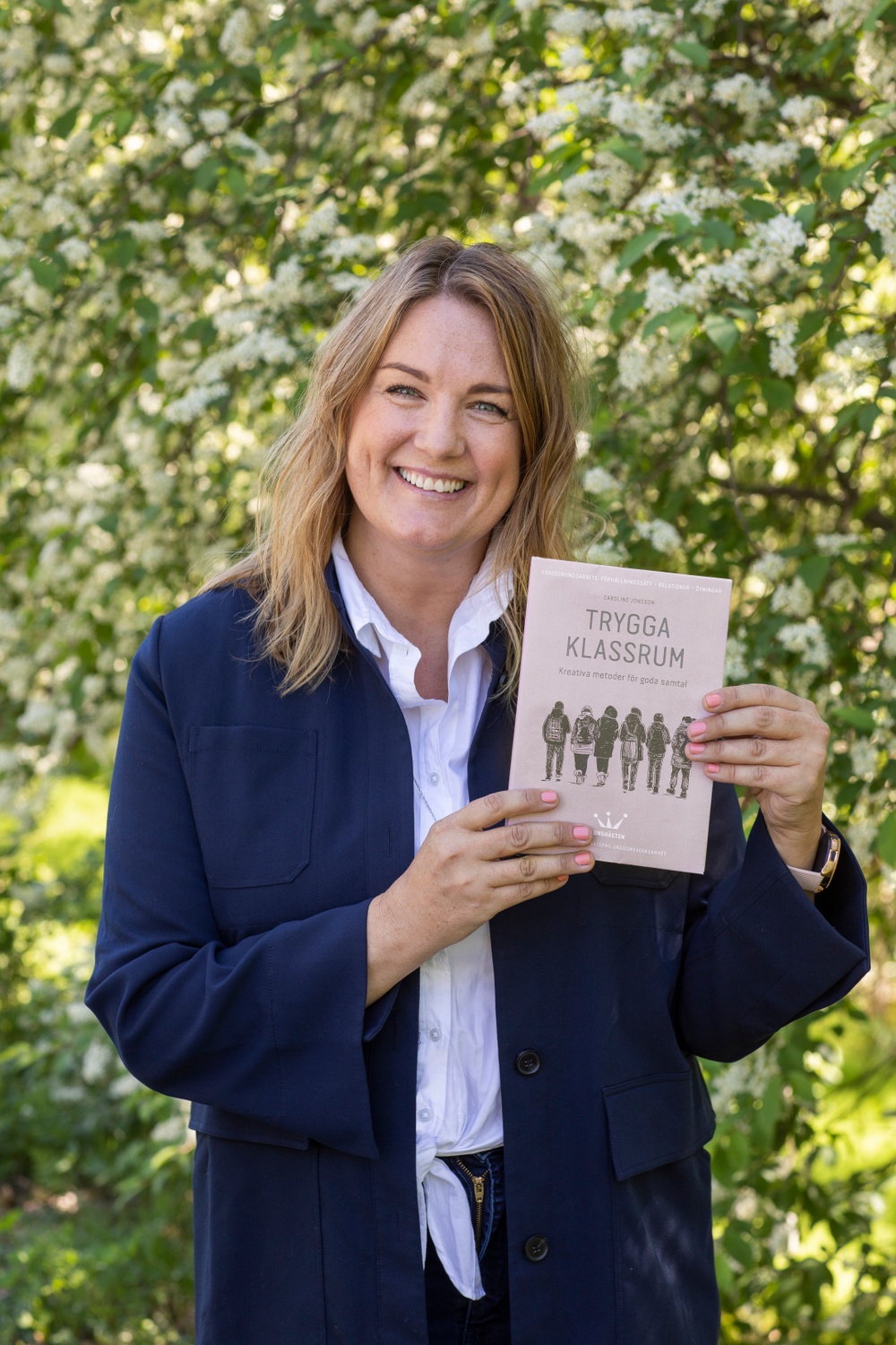 Malin Lundqvist, grundare och avdelningschef UngHästen, med boken Trygga klassrum som släpps 1 september 2020. Foto: Patrick Degerman.