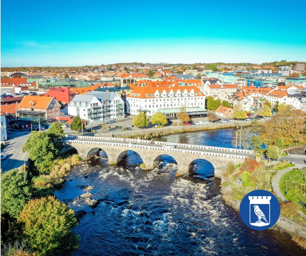 Flygbild över Falkenberg centrum och Tullbron