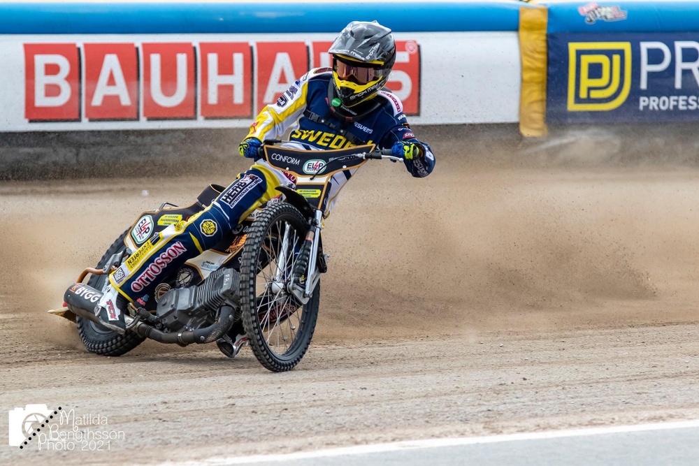 Filip Hjelmland, landslagsåkare, är ambassadör för Speedwaymuschen – välgörenhetsinsamlingen till förmån för prostatacancerforskningen som Elitspeedway Sverige och Klaravik nu samarbetar kring. 