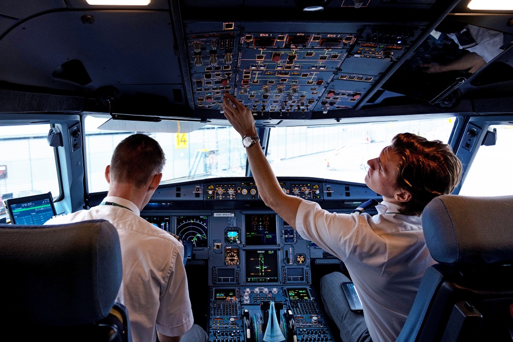 Två piloter på flygbolaget BRA sitter i cockpit och förbereder för avgång 