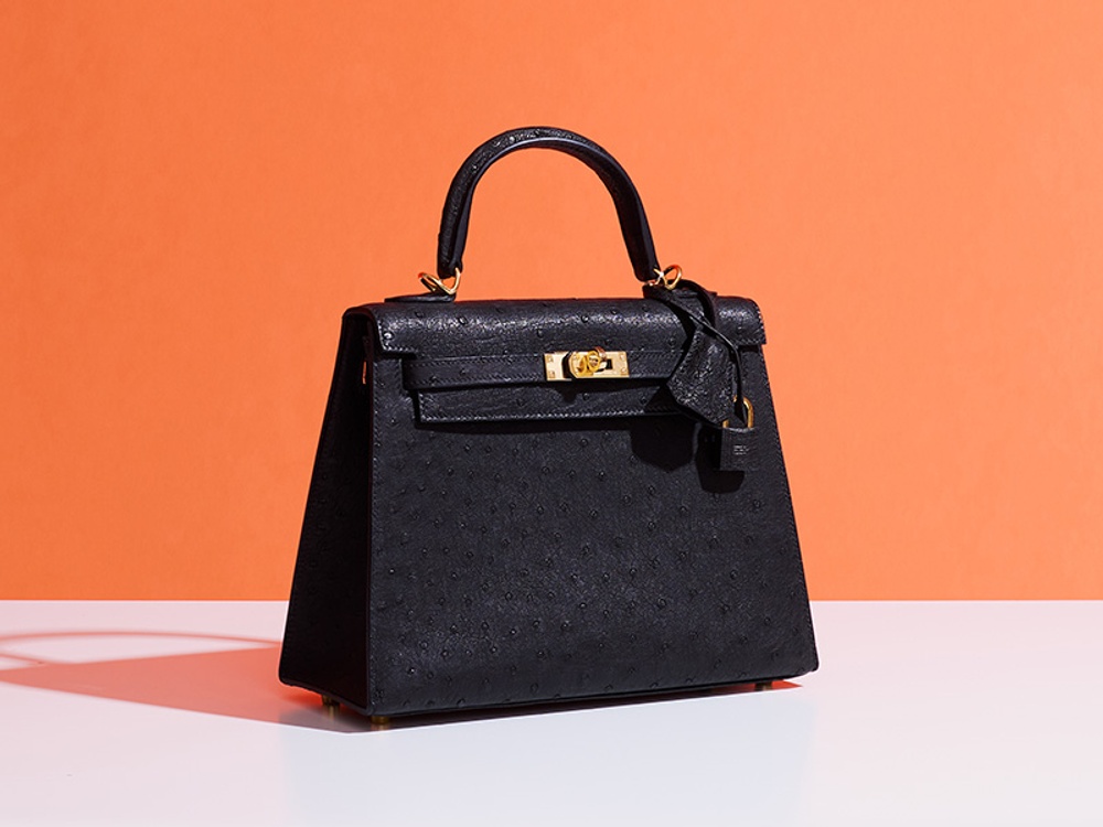 En av auktionens höjdpunkter var en exklusiv Hermès Kelly Bag i nyskick från 2023. Väskan klubbades för 220 000 kronor. 
