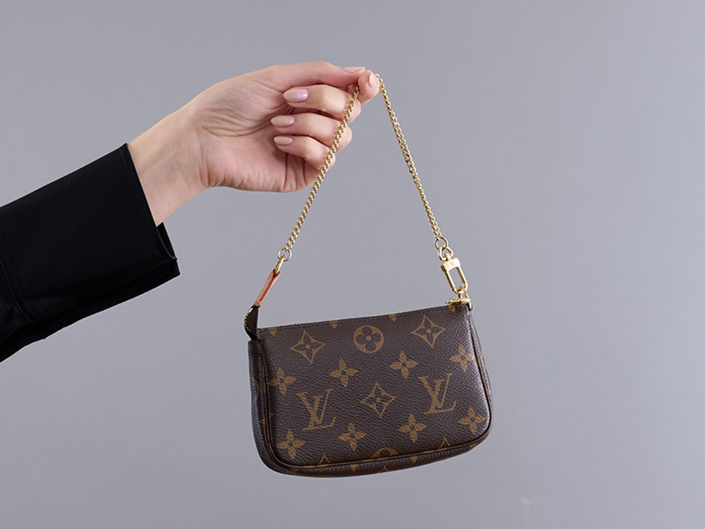 Miniväskornas popularitet fortsätter. Auktionsnummer 40, en Louis Vuitton, Mini Pochette Accessoires såldes för över dubbla utropspriset. 