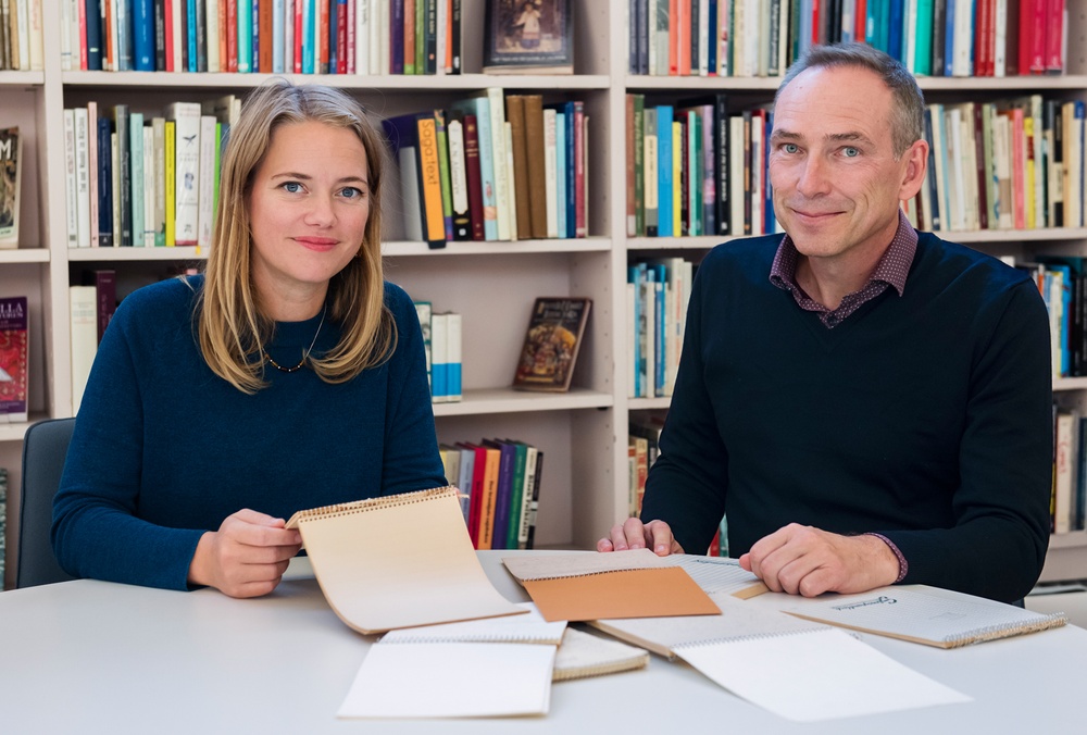 Forskningsprojektet Astrid Lindgren-koden. Malin Nauwerck och Anders Hast tittar i stenogramblock Karlsson på taket flyger igen. Foto: Eva Dalin