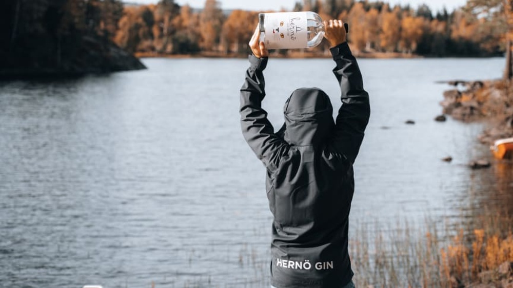 The jury of the world’s most prestigious spirit competition, International Wine and Spirits Com-petition (IWSC) is announcing that the IWSC Gin and Tonic Trophy 2020 goes to Hernö Old Tom Gin. This is the first time in the history that the competition is awarding the same distillery with this award twice. Last time Hernö Gin got it was in 2016. Today it’s happening again.