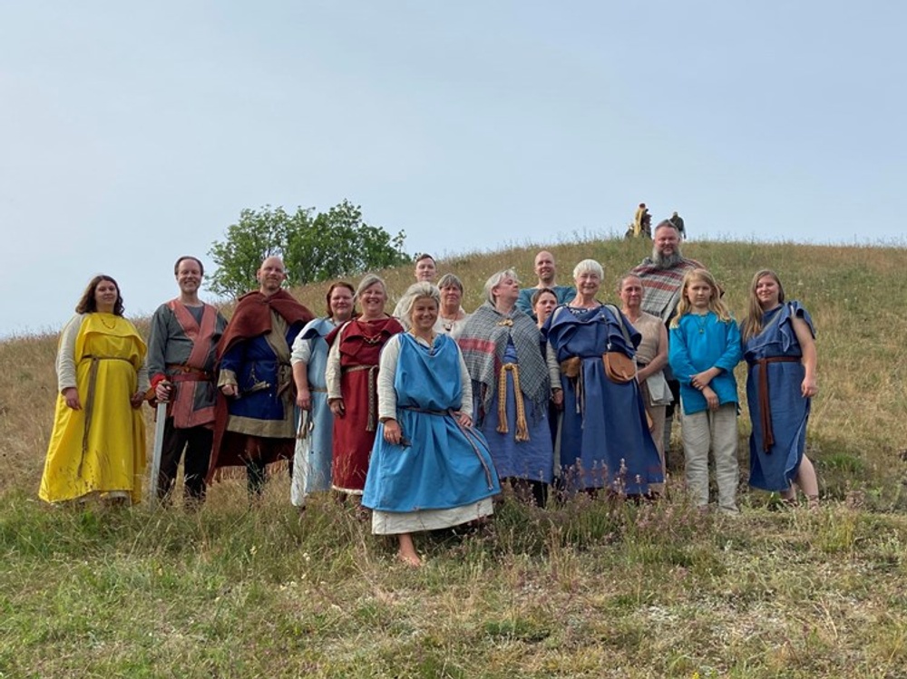 Föreningen Vendthjod framför kungshögar i Gamla Uppsala