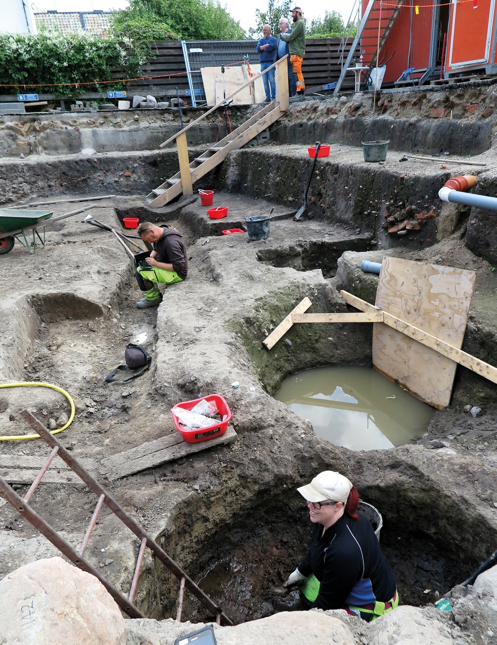 Bild från den arkeologiska undersökningen i kvarteret Sankt Mikael 2019. Kulturlagren har ibland byggts på till flera meters tjocklek genom århundradena. Foto: Kulturen