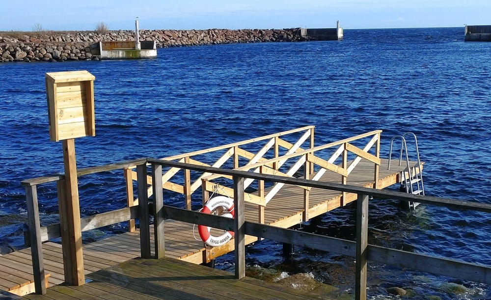 Nya badbryggan som Nogersunds hembygdsförening samlat till och byggt efter att stormen Babet förstörde den gamla. Foto: Nogersunds hembygdsförening