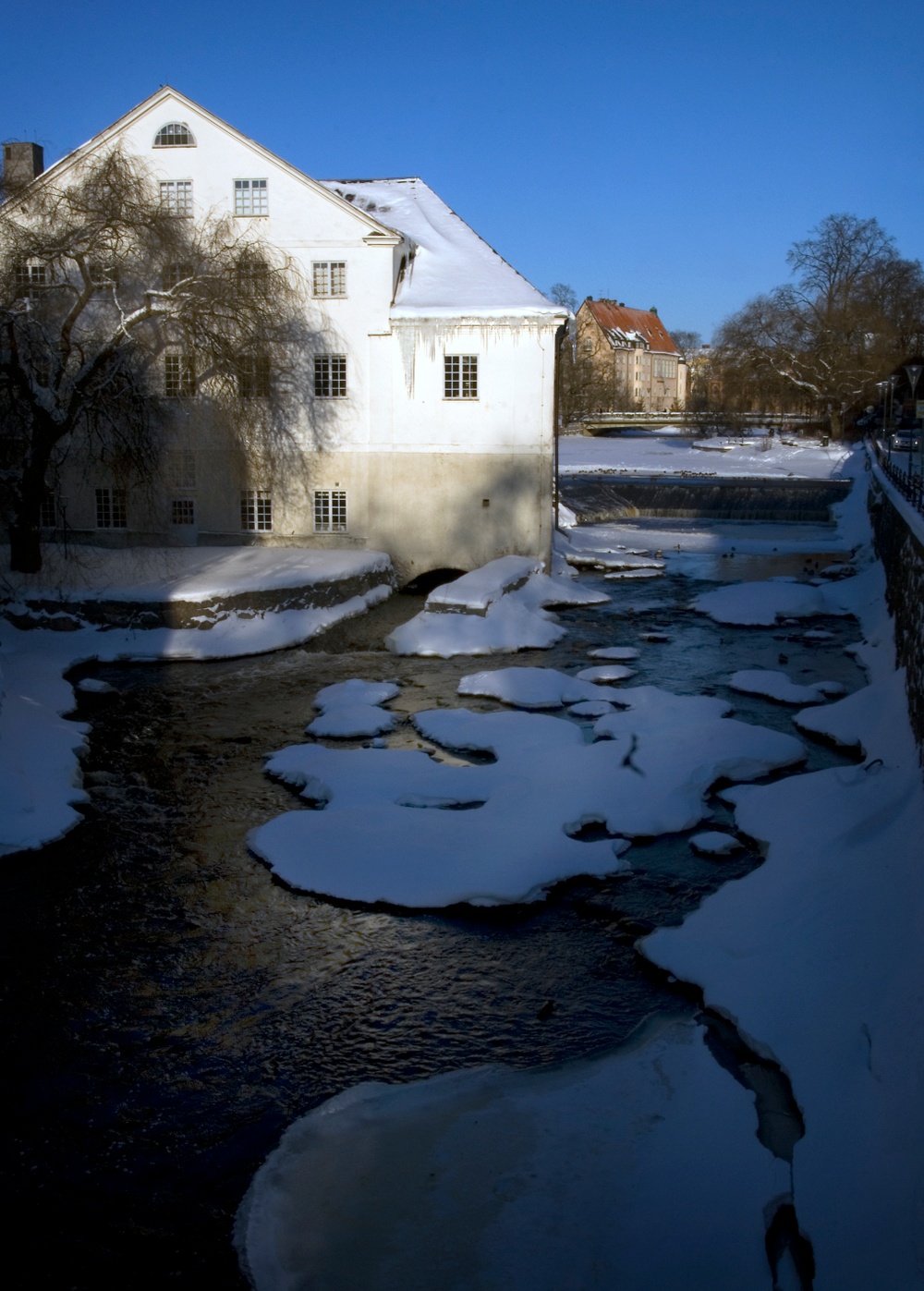 Upplandsmuseet finns i Akademikvarnen mitt i Fyrisån. Foto: Upplandsmuseet