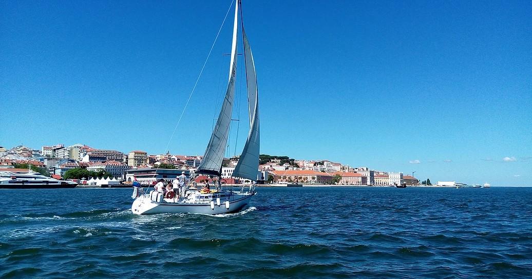 Lisbon Sailing Tour in Private - Alloggi in Lisbona