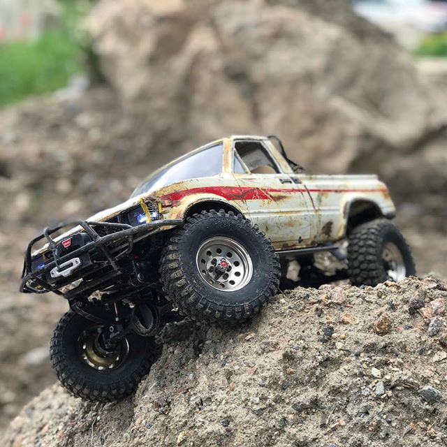 Hanging_wheel._rc4wd_trailfinder2_tinytrucks_tf2_rccrawling.jpg