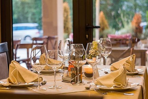 Représentation de la formation : Prendre soin en équipe en maîtrisant les différentes dimensions du repas des résidents.