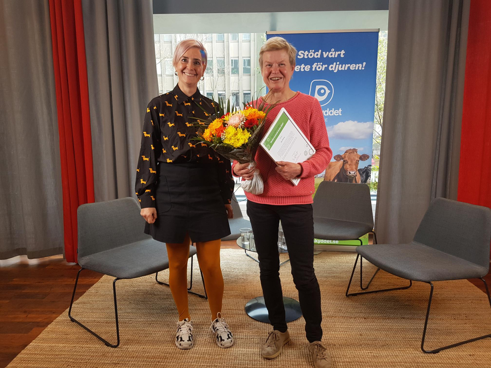 Djurskyddet Sveriges generalsekreterare Åsa Hagelstedt delade ut hedersutmärkelsen till Åsa Domeij, hållbarhetschef på Axfood.
Foto: Sandra Rönnsved