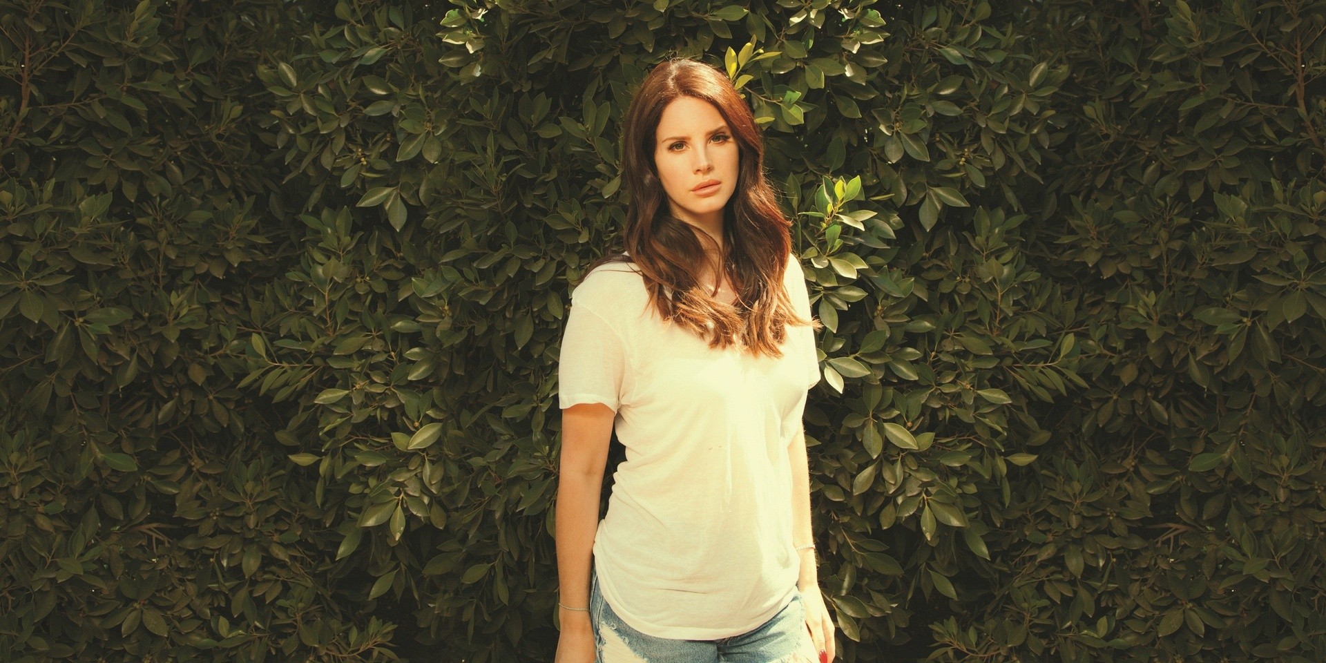 Lana Del Rey debuts "country" songs, reveals release date of upcoming album