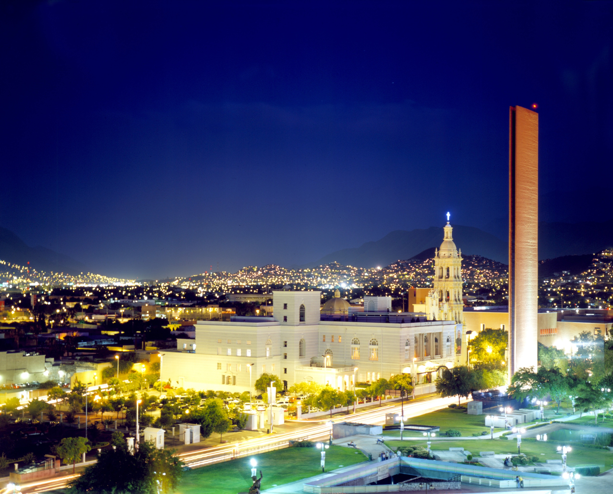 City Tour Nocturno en Monterrey con Recogida - Alojamientos en Monterrey