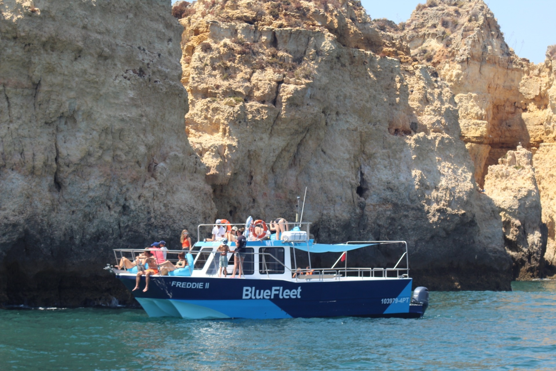 Blue Cruise – Passeio De Catamaran Com Almoço Incluído