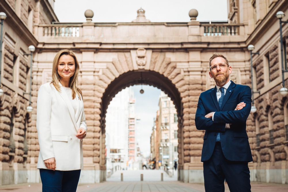 Kristdemokraternas partiledare Ebba Busch och ekonomisk politisketalesperson Jakob Forssmed utanför Sveriges riksdag. 