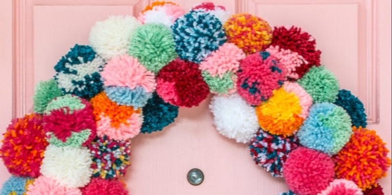 DIY: Christmas Pom Pom Wreath