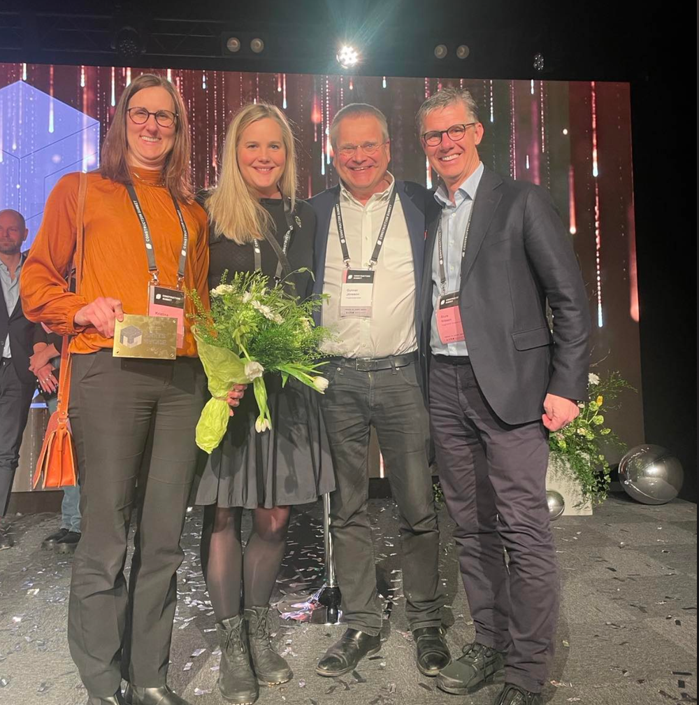 Kristina Hansen, Gabriella Hagman och Gunnar Jönsson tar emot priset för Årets bygge Kategori: Bostäder