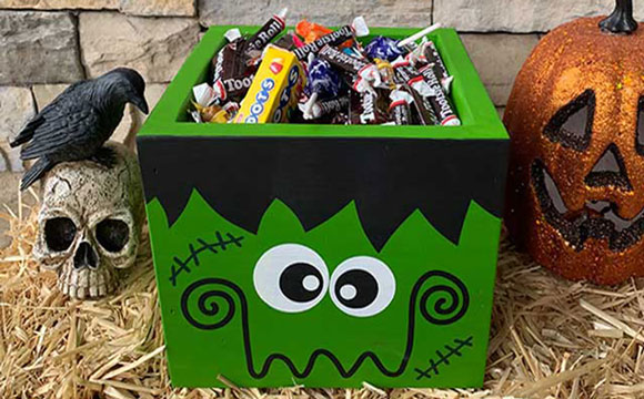 Fabriquer une boite à bonbons pour Halloween.