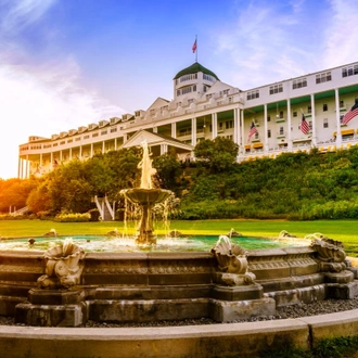 tourhub | Tours of Distinction | Mackinac Island feat. Niagara Falls 