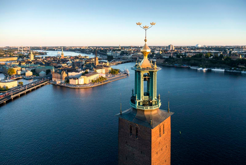 Vy på Tre kronor och Stockholms stadshus.