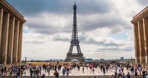 Eiffel Tower Morning Tour with Host in Semiprivate - Acomodações em Paris