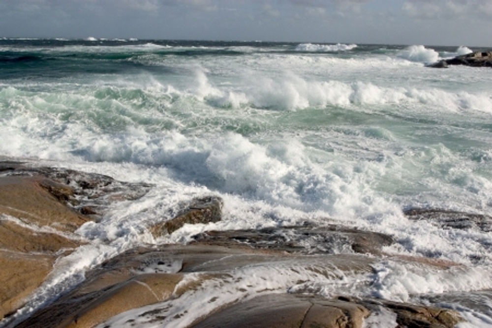 Vatten, vågor, hav, klippor.