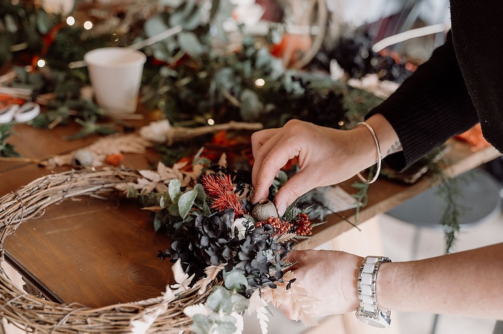 Finishing touches to a Christmas wreath