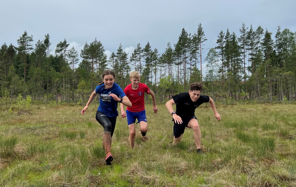 Molly Boman, Carl Erixon och Martin Nilsson dundrar fram i myren under sista passet på Torsby sommarskidskola 2022 som pågått 12-16 juni. 