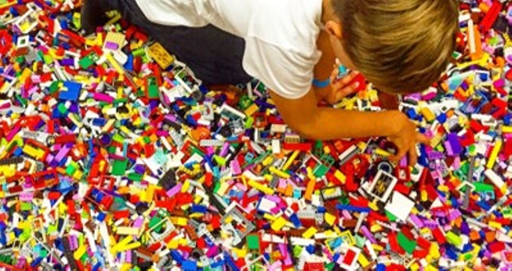 Klossfestivalen, en besökare leker med LEGO. 