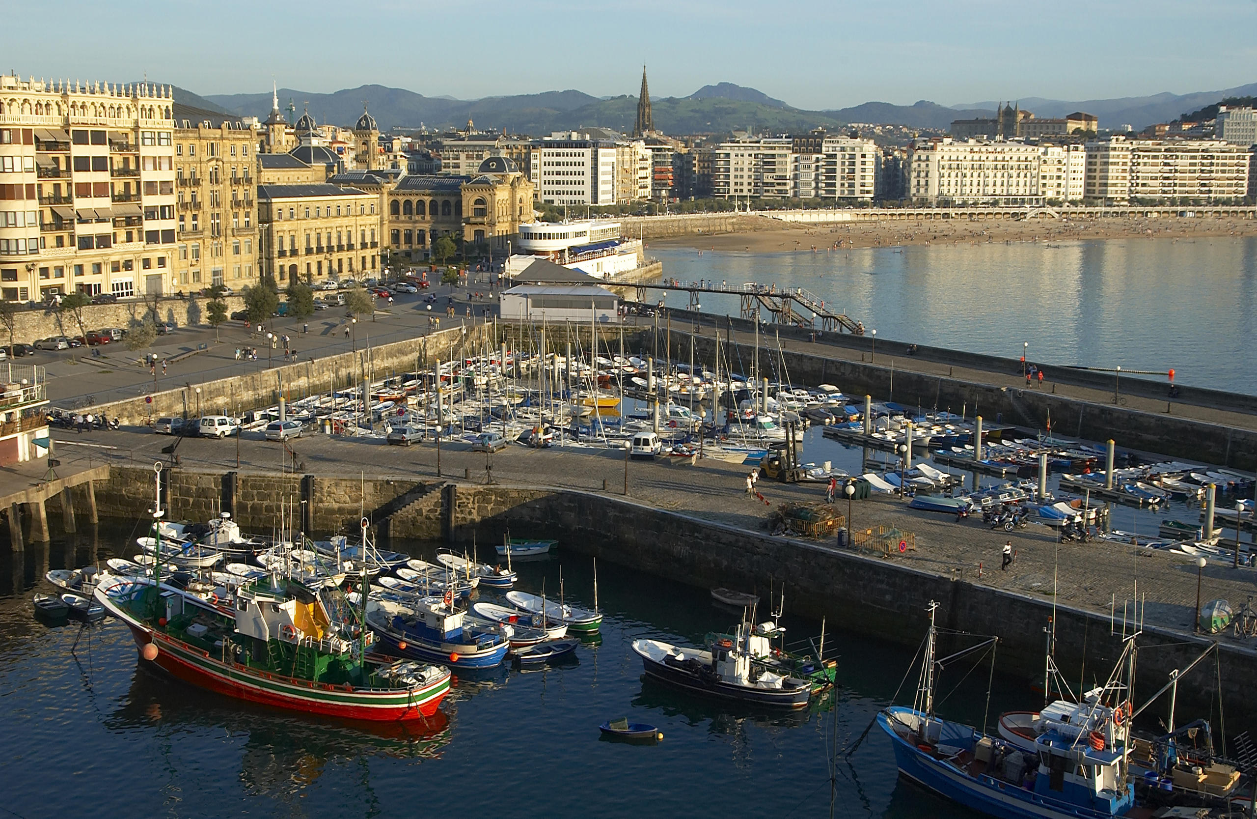 San Sebastián y la Costa de Gipuzkoa desde Vitoria en Semi-Privado con Almuerzo y Recogida - Alojamientos en Vitoria