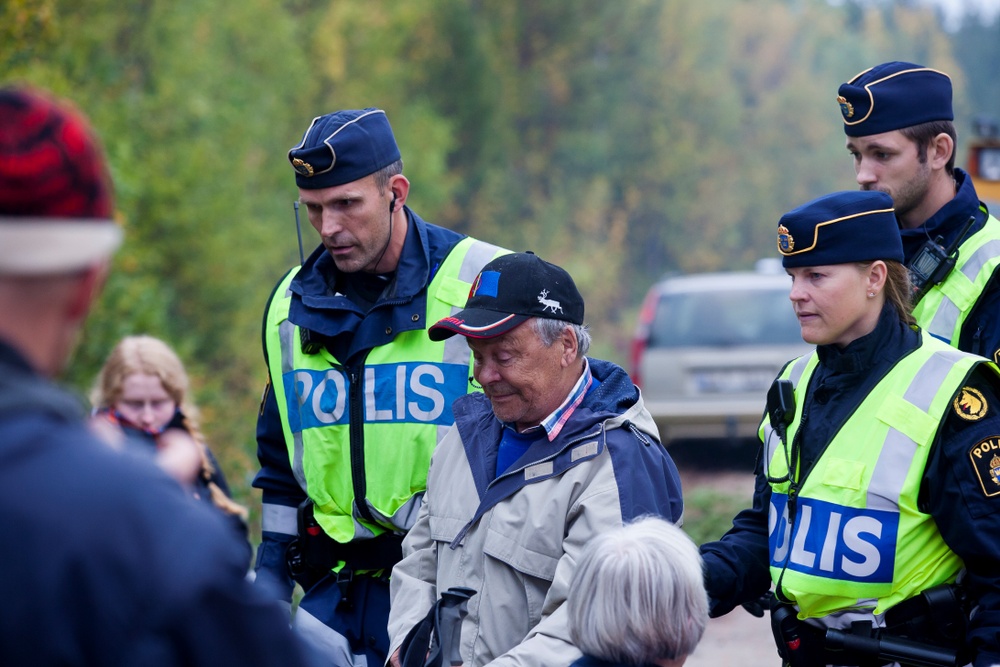 2013 protesterade samer mot provbrytningen i Gállok/Kallak utanför Jokkmokk och genomförde en sittstrejk. Här forslas den gamle renskötaren Apmut Ivar Kuoljok bort av polisen. Foto: Tor L. Tuorda. Pressbild Sametinget.