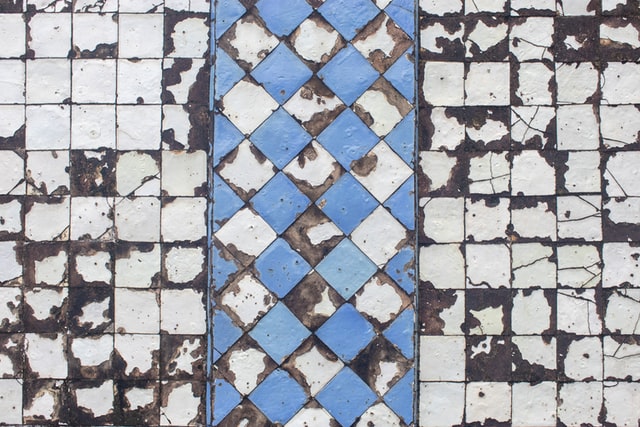 An example of cracked tile.