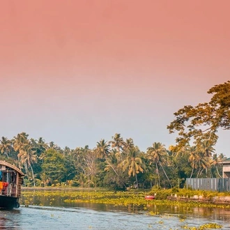 tourhub | Agora Voyages | Cochin to Munnar, Thekkady & Alleppey Escapade 