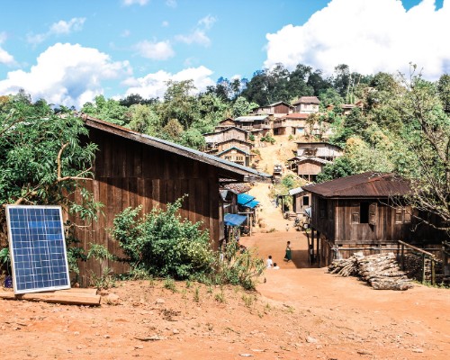 Dorp in Myanmar met zonnepaneel