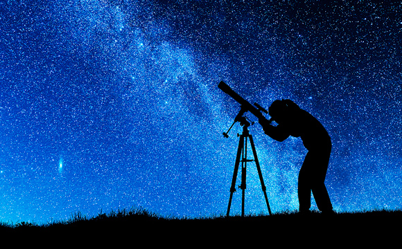 Observer l'univers avec un télescope.