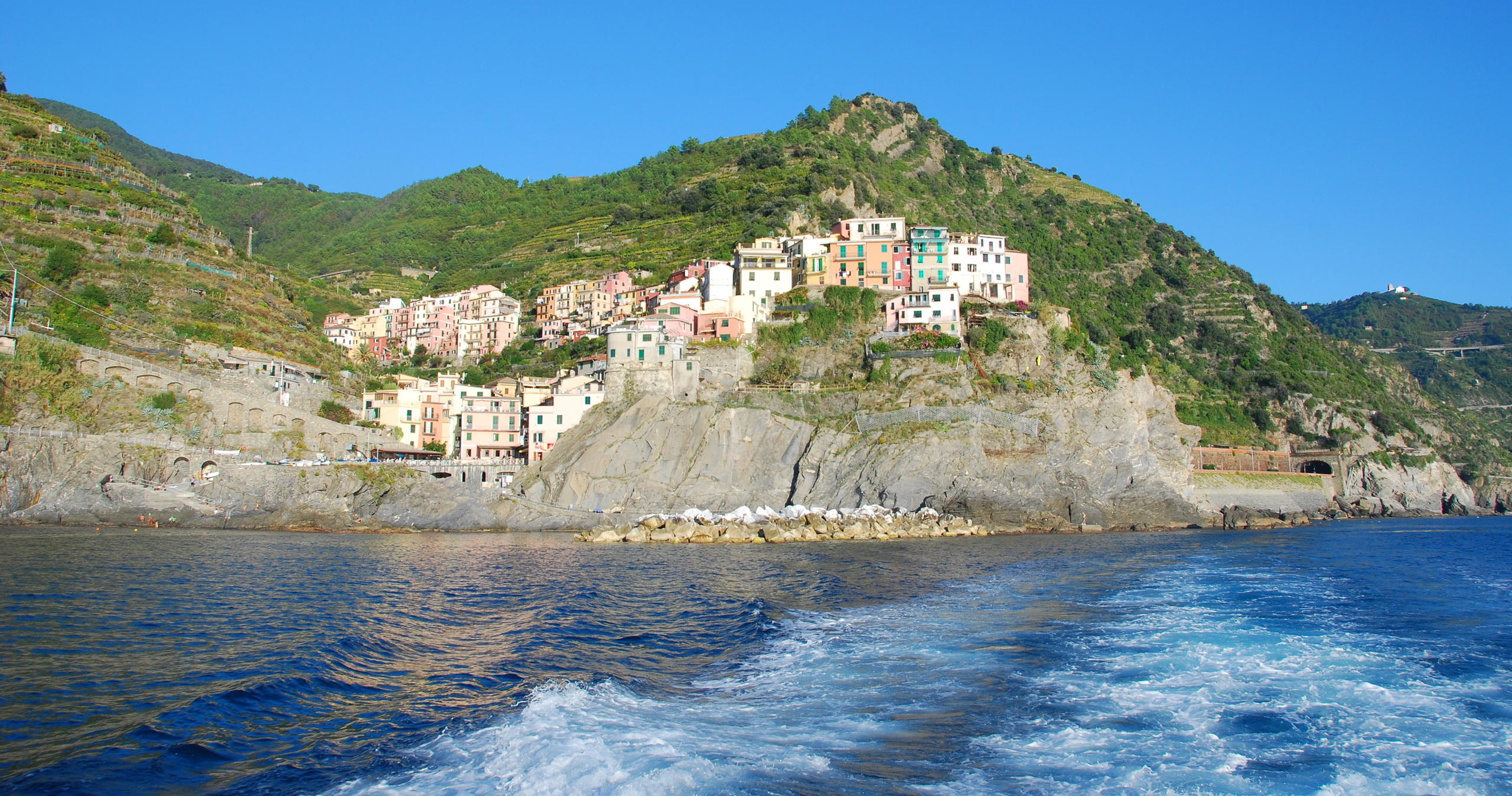 Il Giorno Azzurro: Veleggiare Lungo la Costa delle Cinque Terre in Semi-Privato - Alloggi in La Spezia