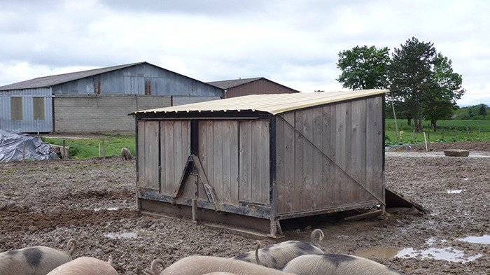 Représentation de la formation : Formation avancée au travail du métal - Autoconstruction d'une brosse à blé et d'une cabane à porcs