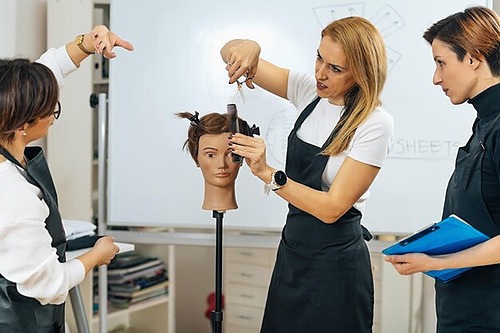 Représentation de la formation : CAP Métiers de la coiffure en 1 an - En ligne