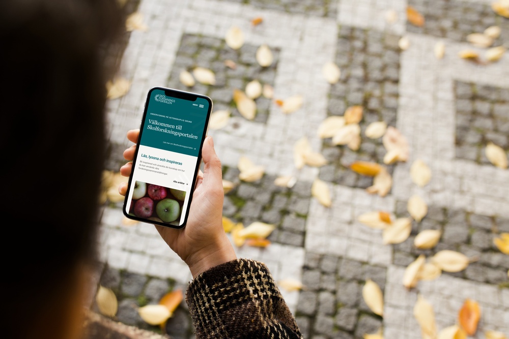 Skolforskningsportalens startsida visas på en mobilskärm