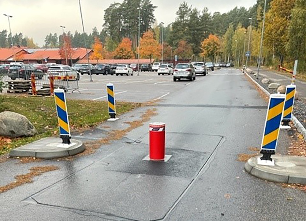 Uppfälld pollare vid Ågårdens Vårdcentral stänger av parkeringarna kvälls- och nattetid för allmänheten.