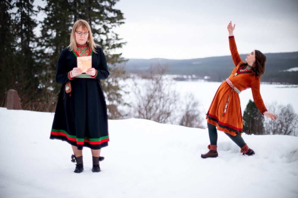 I vandringsutställningen Aerpie visas tre generationer av samisk konst: verk av den bortgångne samiske slöjdaren Jon Artur Renhuvud, konst av Jon Arturs dotter Madeleine Renhuvud, och dans skapad av Madeleines dotter Marika Renhuvud. 