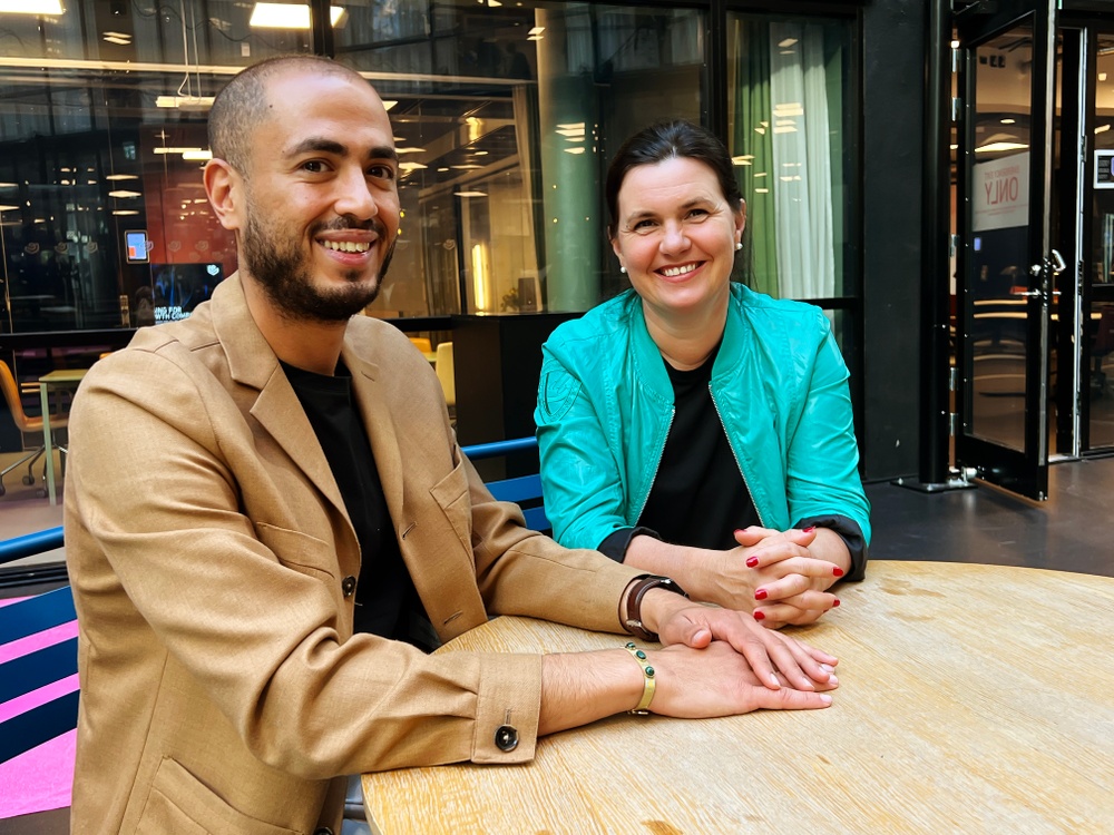 Aktarrs grundare Kotada Yonus och WaterAids kommunikationschef Mathilda Piehl sitter tillsammans vid ett bord.