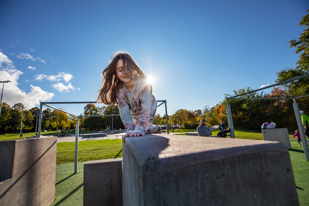 Flicka klättrar högt i Alingsås parkourpark.