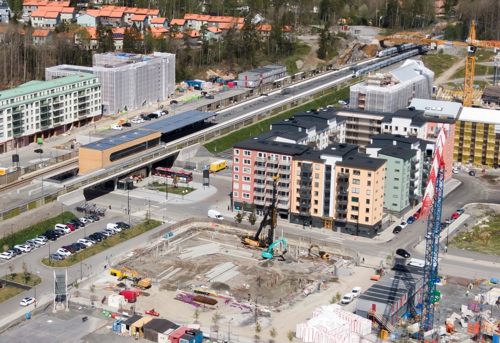 Ikano Bostads första kvarter i Vega i Haninge är inflyttat och klart. På marken framför växer Ikano Bostads första projekt att byggas enligt Svanen fram. 