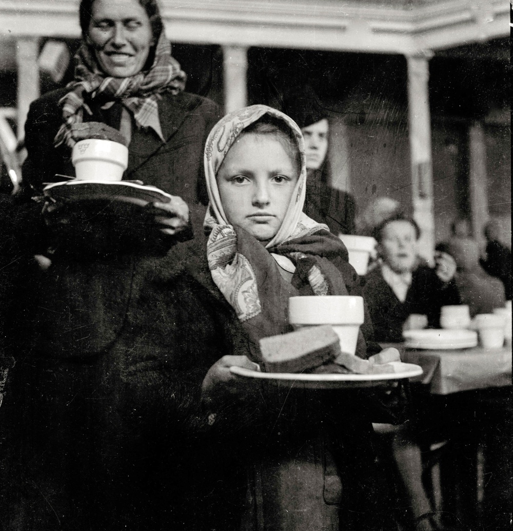 Gotlandsfotografen David Holmert dokumenterade den stora flyktingströmmen från öst till Gotland under andra världskriget. Ett urval av hans fotografier kommer att visas på Fornsalen. Foto: David Holmert, Holmerts Bildarkiv