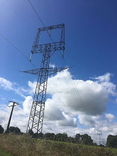 Représentation de la formation : Habilitation électrique Stage initial pour personnel électricien Basse Tension (BT) et Haute Tension (HTA) + spécifique avec l’environnement HTB