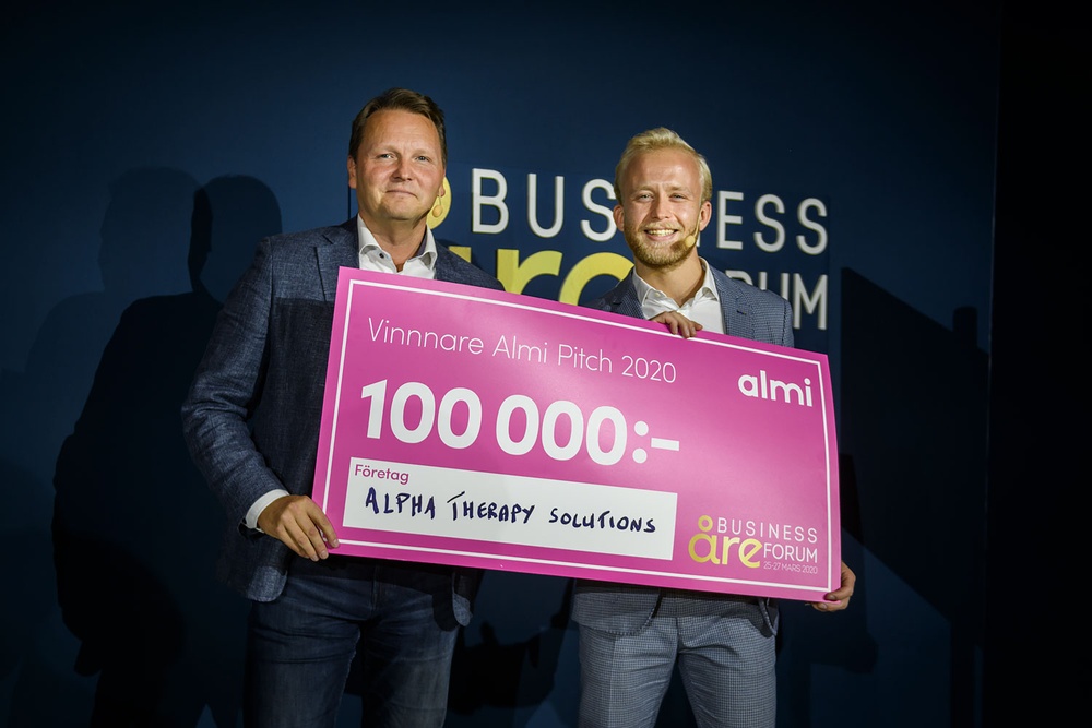 Almi Invests vd Mikael Karlsson med vinnaren av Almi Pitch 2020, Milton Lönnroth, vd på Alpha Therapy Solutions.