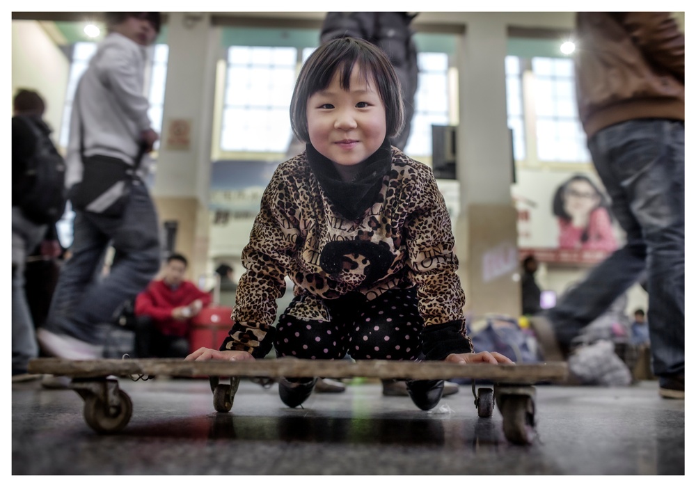 Flicka på skateboard i Kina, fotograferad av Karl Melander. 
